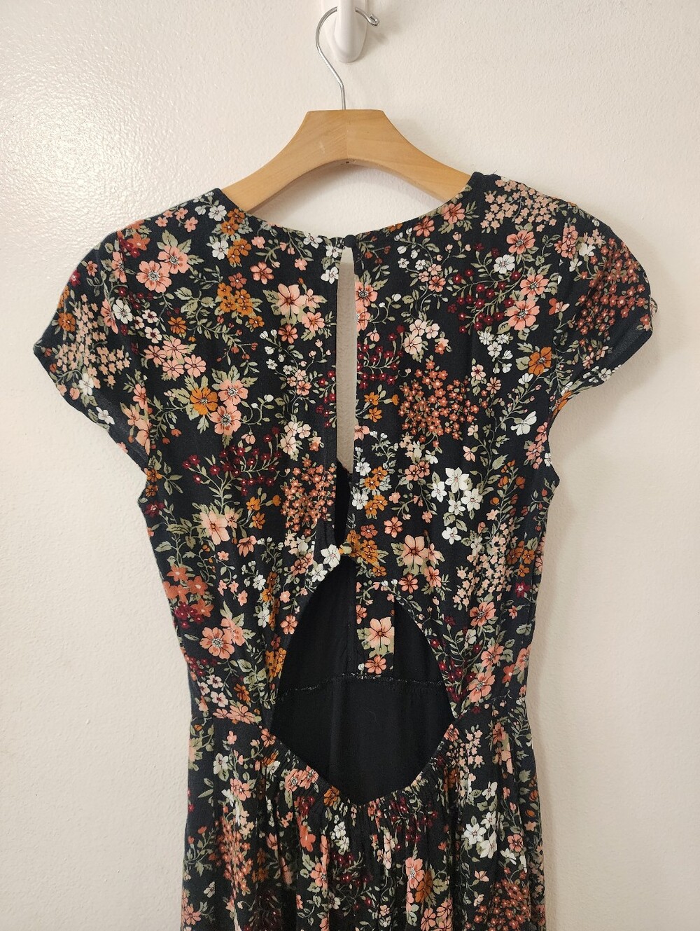 Abercrombie & Fitch Black Floral V‑Neck Cap Sleeve Midi Dress Size S - Picture 9 of 9